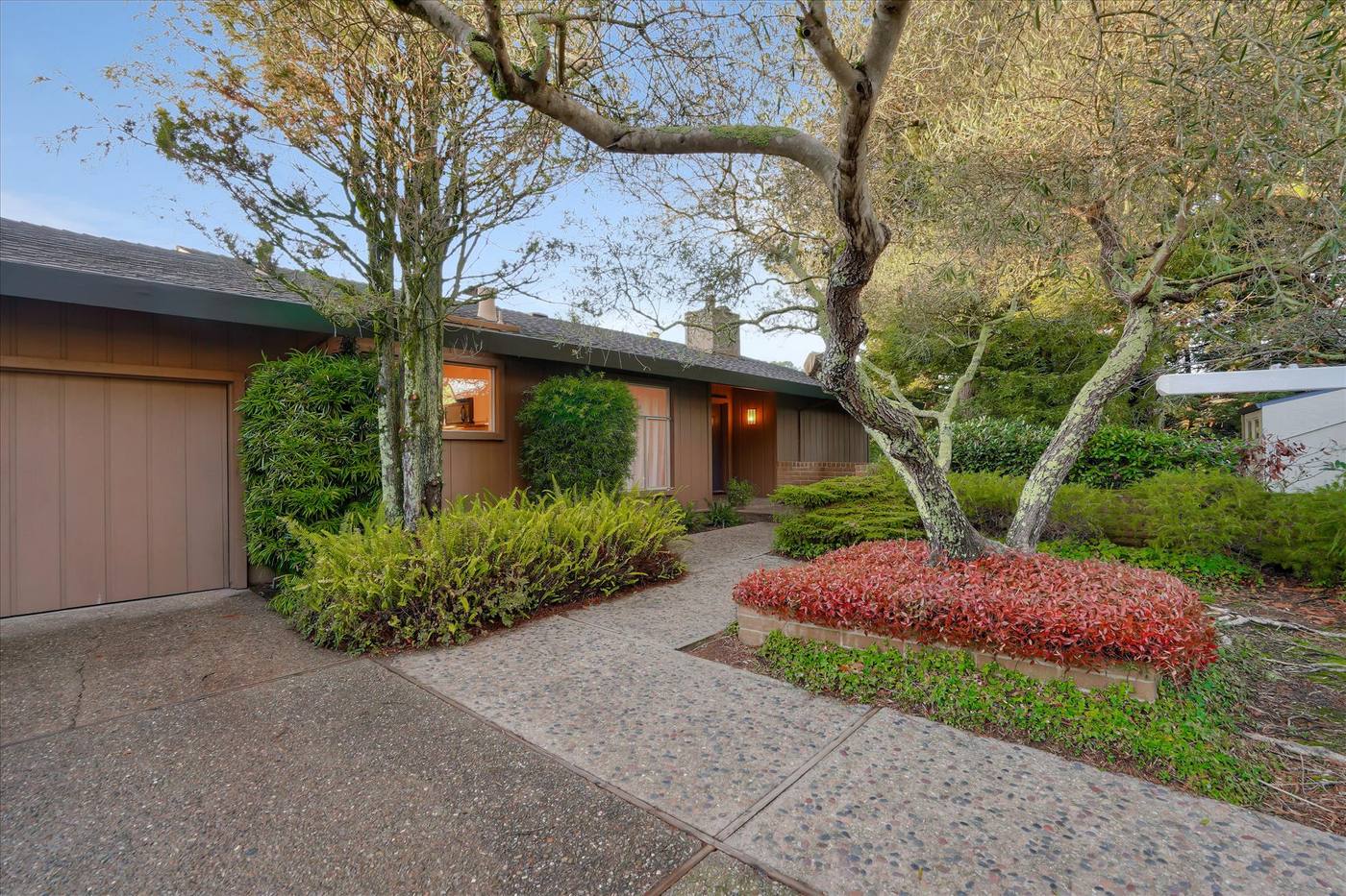 5881 Balmoral Dr, Oakland, CA